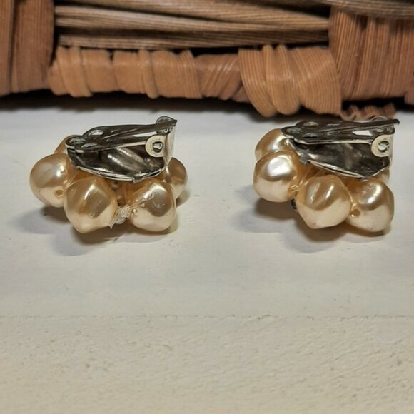 Vintage Earrings Faux Pearl Cluster Beaded Flower 90s Clip On Silver Jewelry - Picture 4 of 10